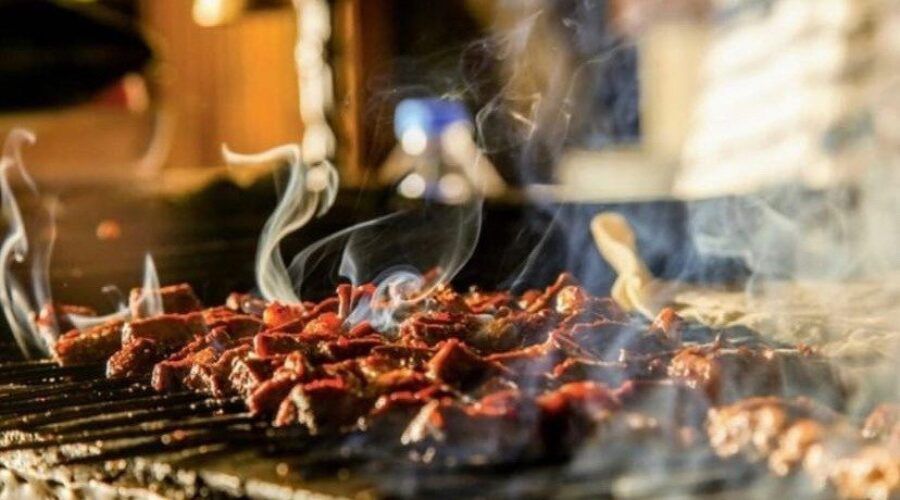 Vlees op de grill bij Muhabbet BBQ